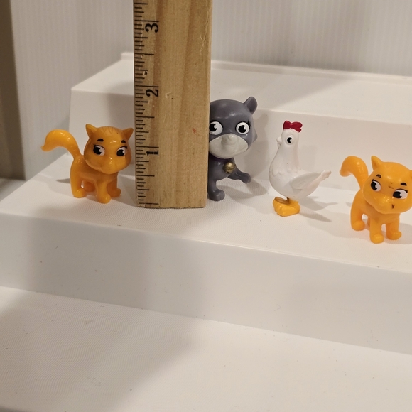 Paw Patrol Animal Friends Figure Set - Yellow, Gray, White - Picture 3 of 4